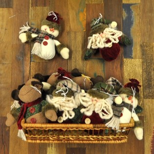 MU&Ntilde;ECO DE NIEVE Y PAP&Aacute; NOEL DE PELUCHE EN CESTA - MODELO 3 (12 uds.)