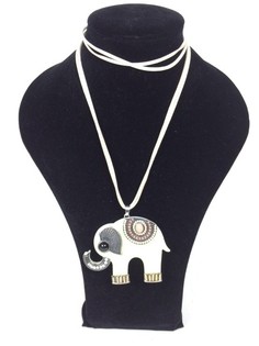 Collar con Elefante Crema (1 ud.)