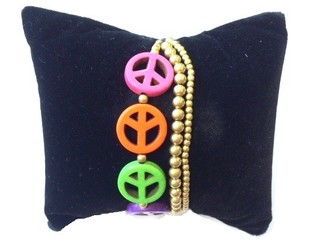 Pulsera de colores estilo Ibiza con s&iacute;mbolos de la paz (1 ud.)